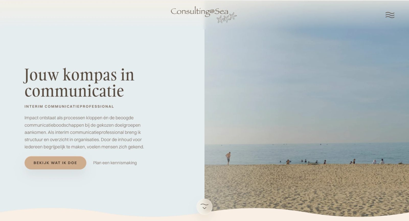 Homepage van Consulting@Sea met de hero-tekst 'Jouw kompas in communicatie' en een strandfoto