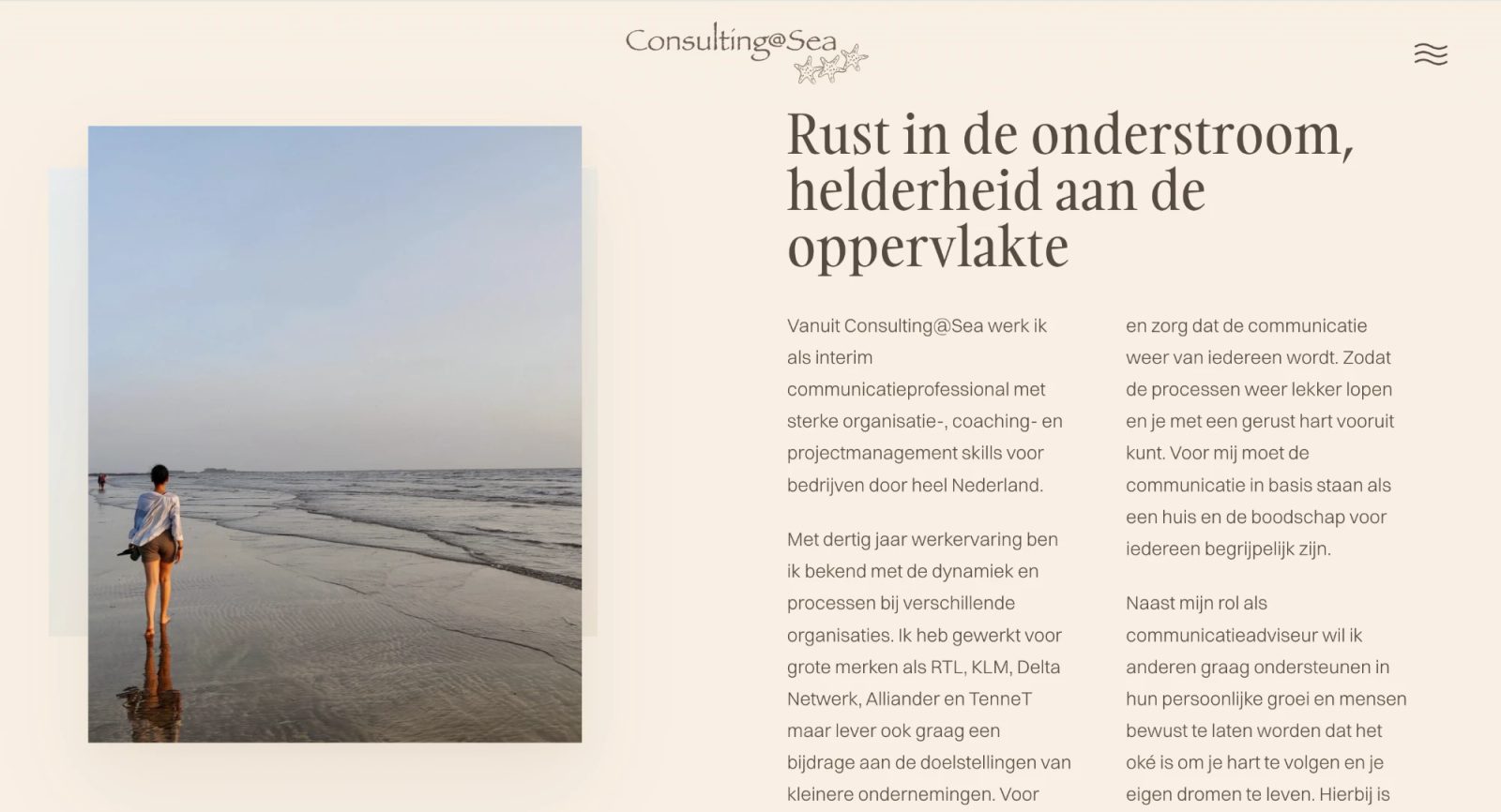 Sectie 'Rust in de onderstroom, helderheid aan de oppervlakte' met foto van Fiona op het strand