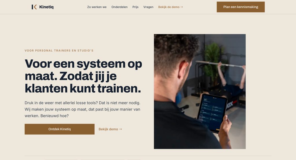 Homepage van Kinetiq met de hero-tekst 'Voor een systeem op maat. Zodat jij je klanten kunt trainen.'