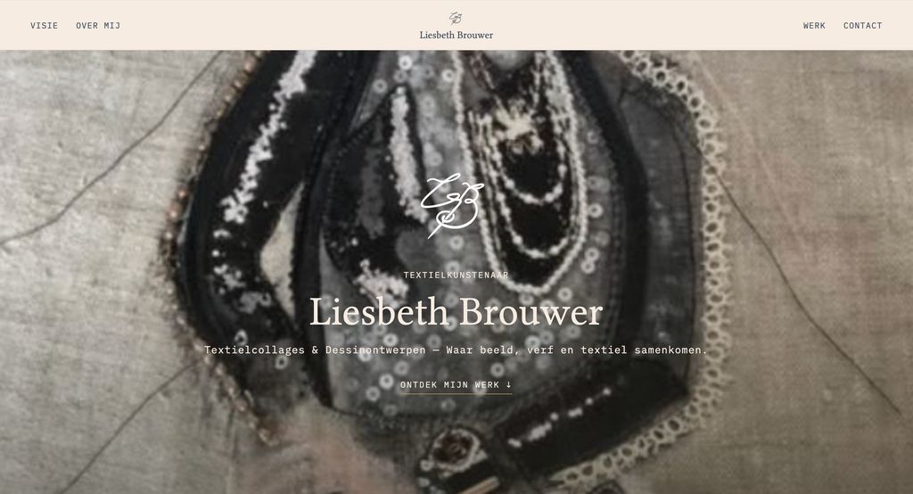 Homepage van Liesbeth Brouwer met hero-afbeelding van een textielcollage