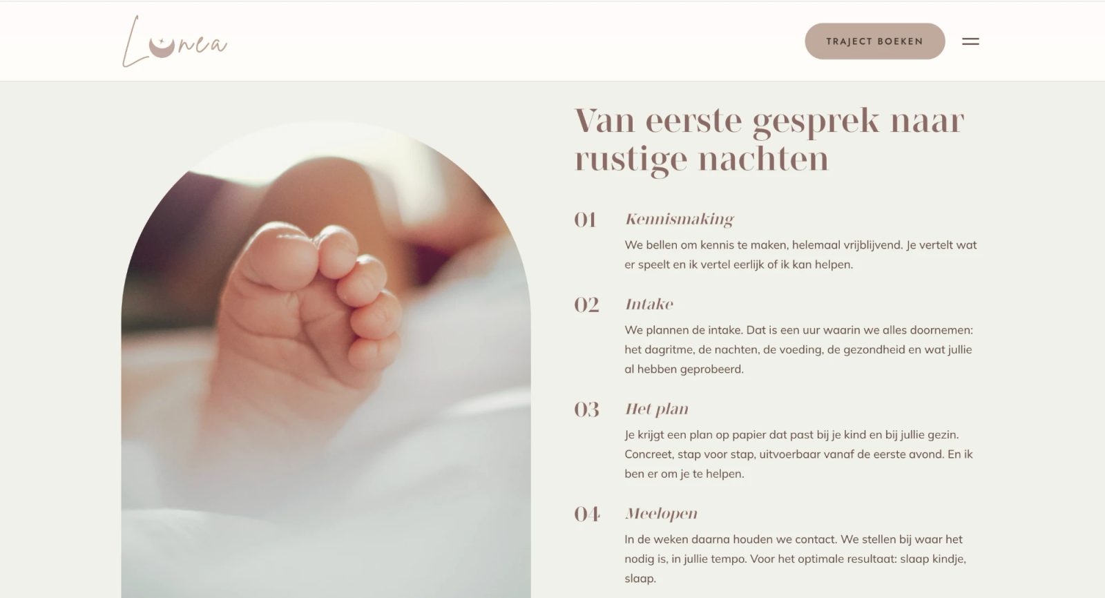 Sectie 'Van eerste gesprek naar rustige nachten' met de vier stappen van het traject