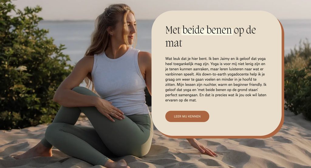 Sectie 'Met beide benen op de mat' met introductie van yogadocente Jaimy