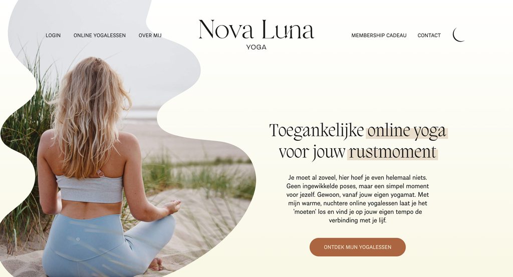 Homepage van Nova Luna Yoga met de hero-tekst 'Toegankelijke online yoga voor jouw rustmoment'