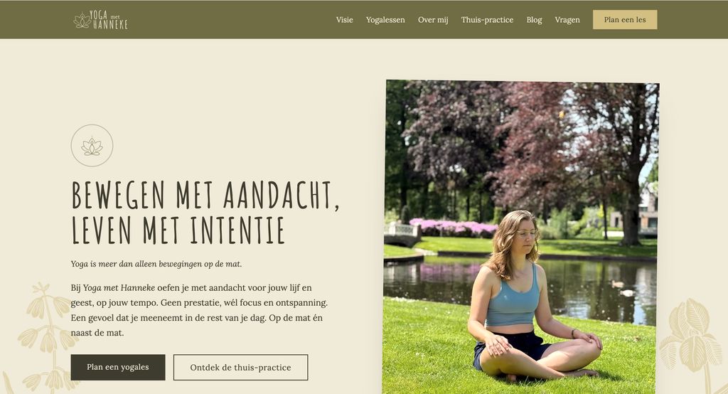 Homepage van Yoga met Hanneke met hero-foto in de Engelse tuin